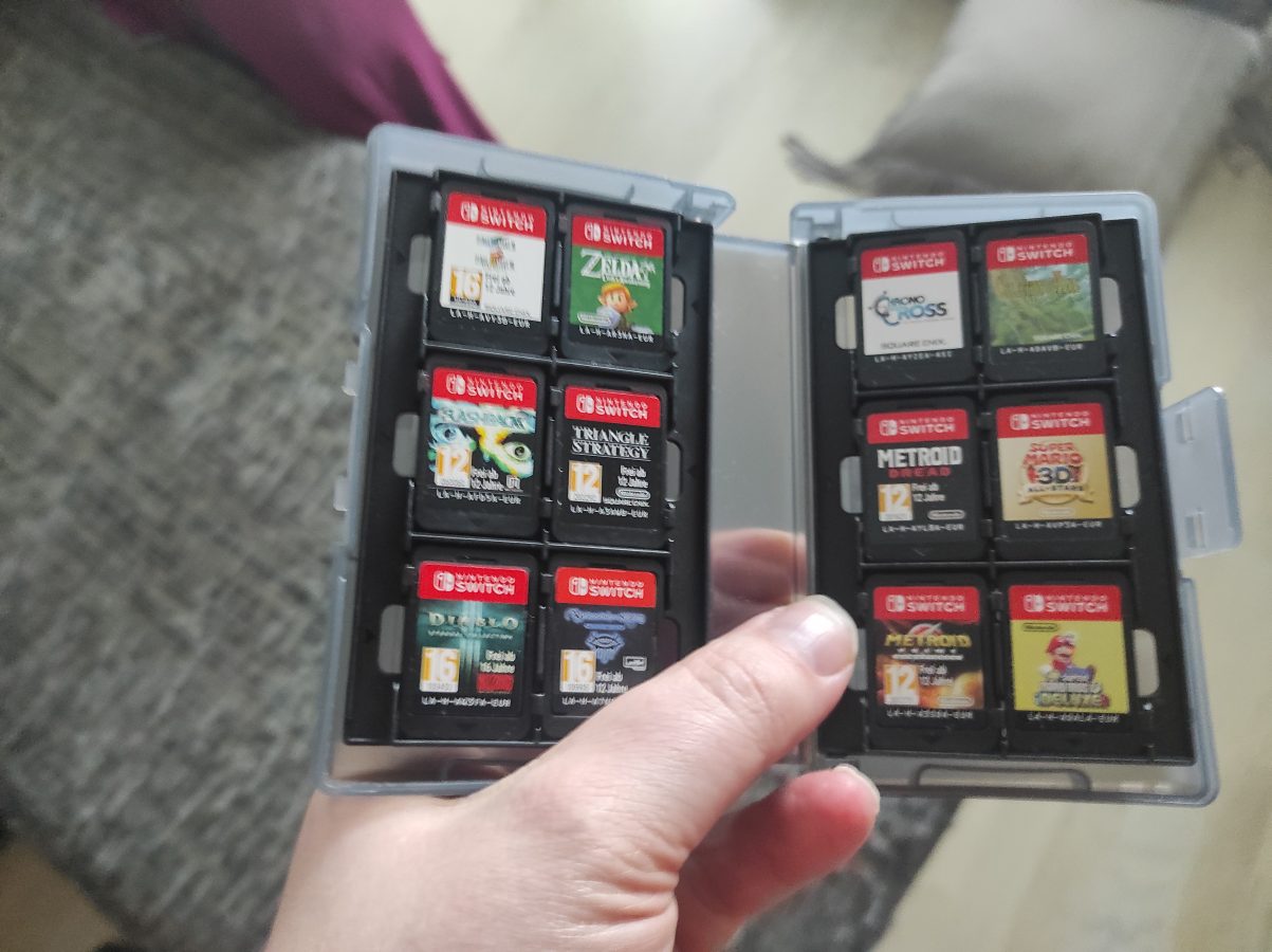 switch games in a 24x game cartridge case