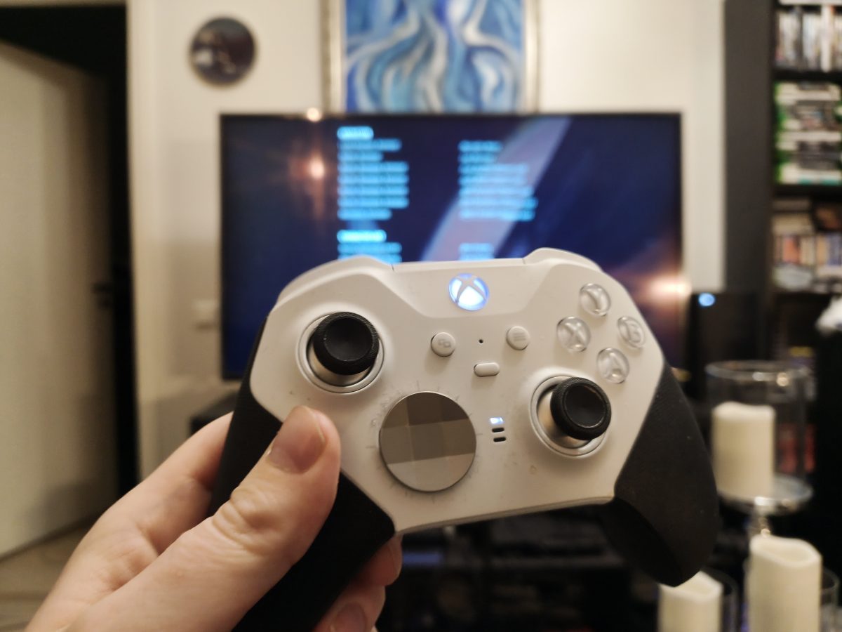 xbox elite 2 controller with Halo - Campaign Evolved in the background